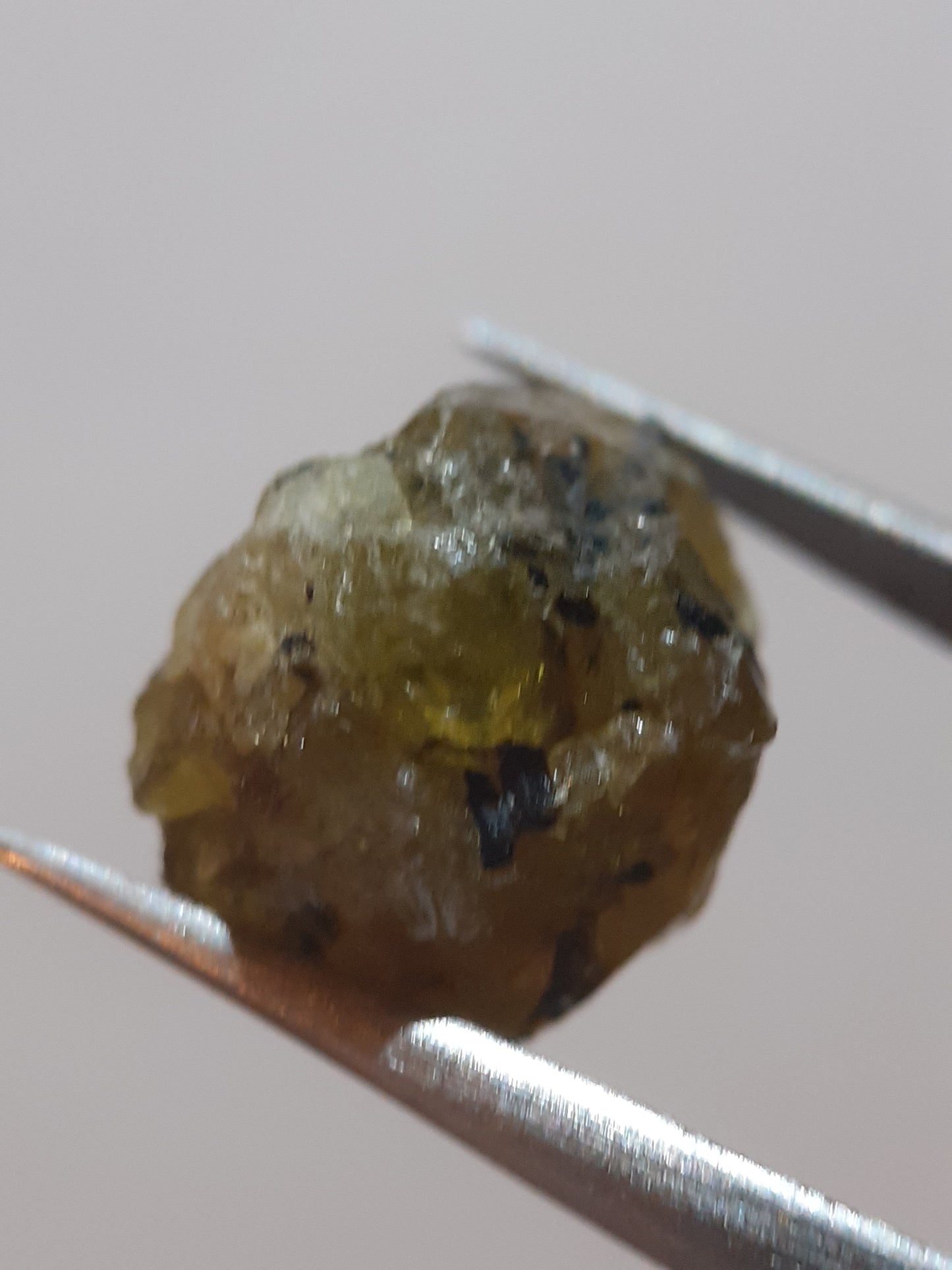 Natural greenish orangey yellow sphene - 10.583 ct - rough gemstone - for faceting - Natural Gems Belgium