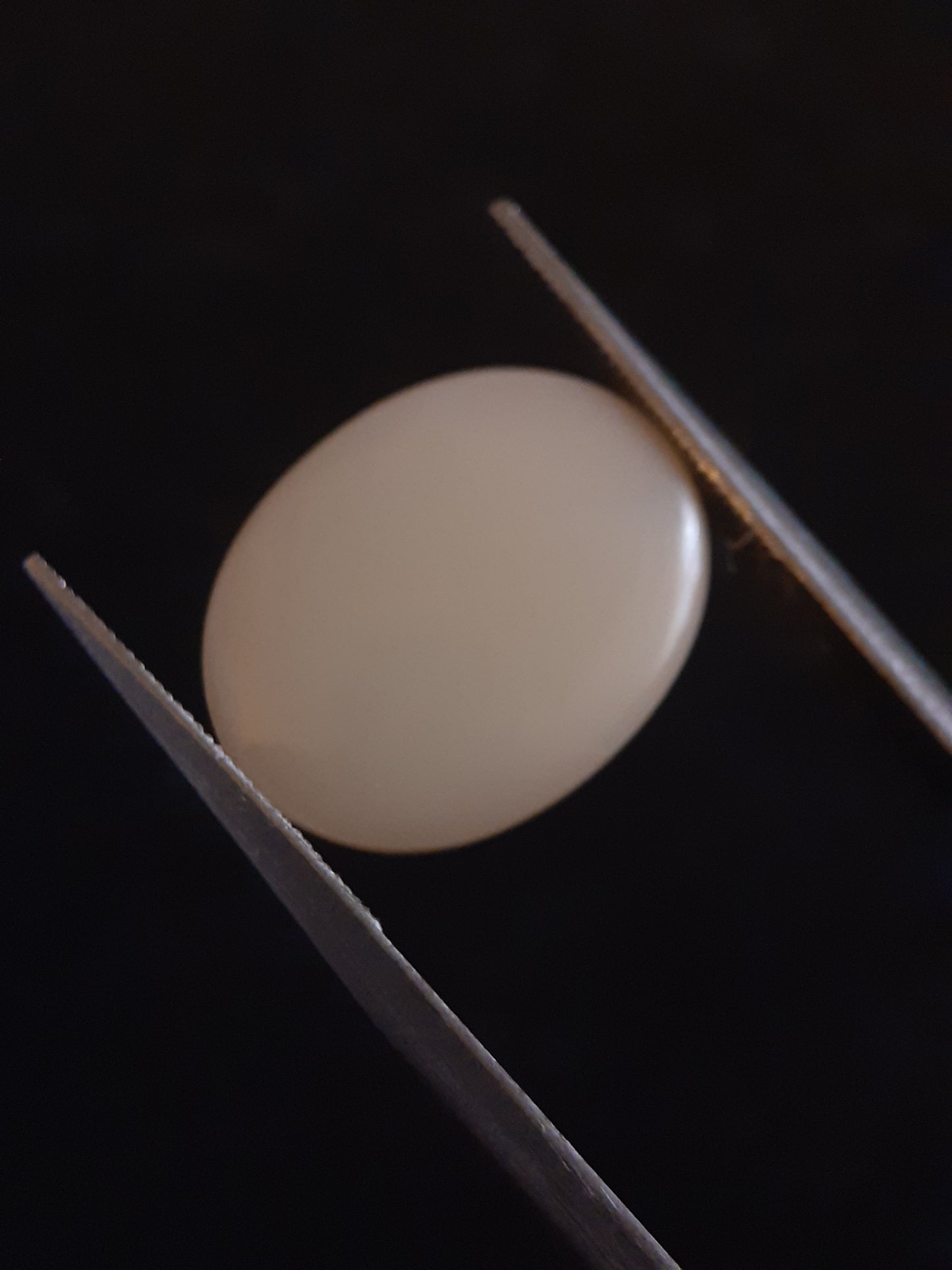 Natural White crystal Opal of 4.665 ct in oval cabochon - unheated - Natural Gems Belgium