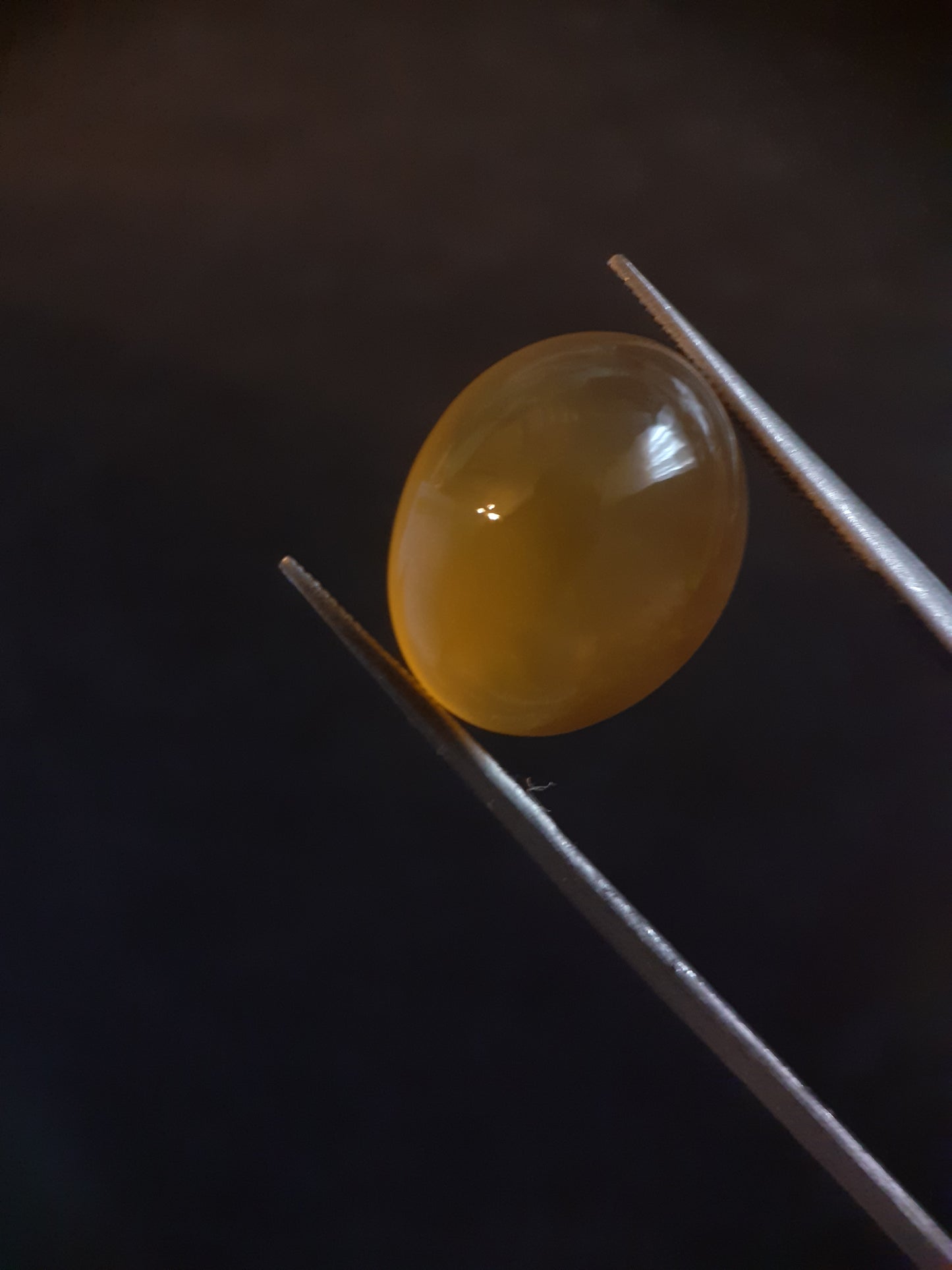 Natural Yellow Opal of 6.739 ct in oval cabochon from ethiopia - untreated - Natural Gems Belgium