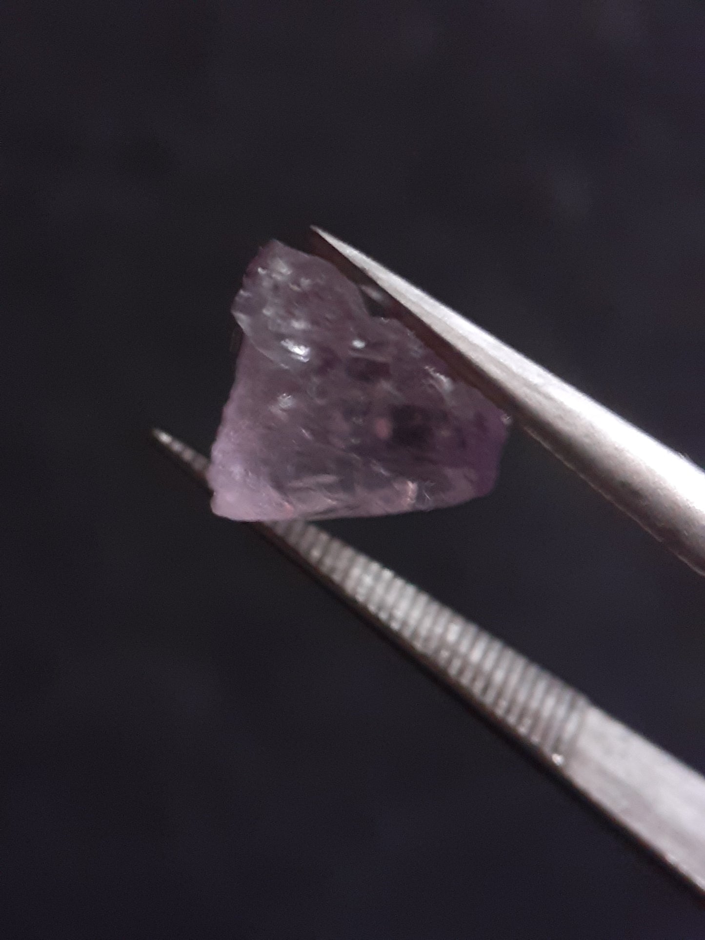 Natural light violet Scapolite - 1.734 ct - rough gemstone - Natural Gems Belgium