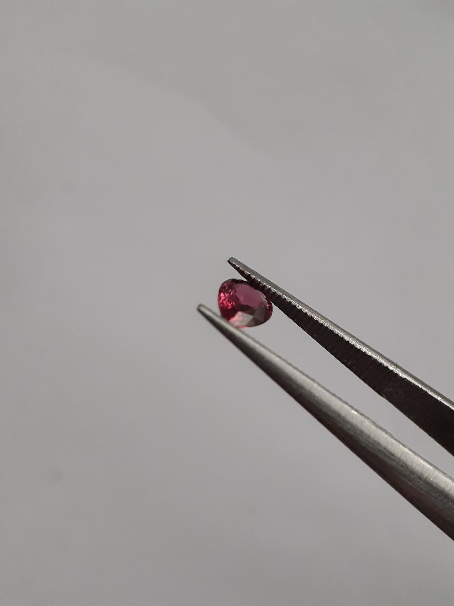 Natural red Ruby - 0.29 ct - Pear - unheated - East Africa - puplish red ruby - excellent luster - Natural Gems Belgium