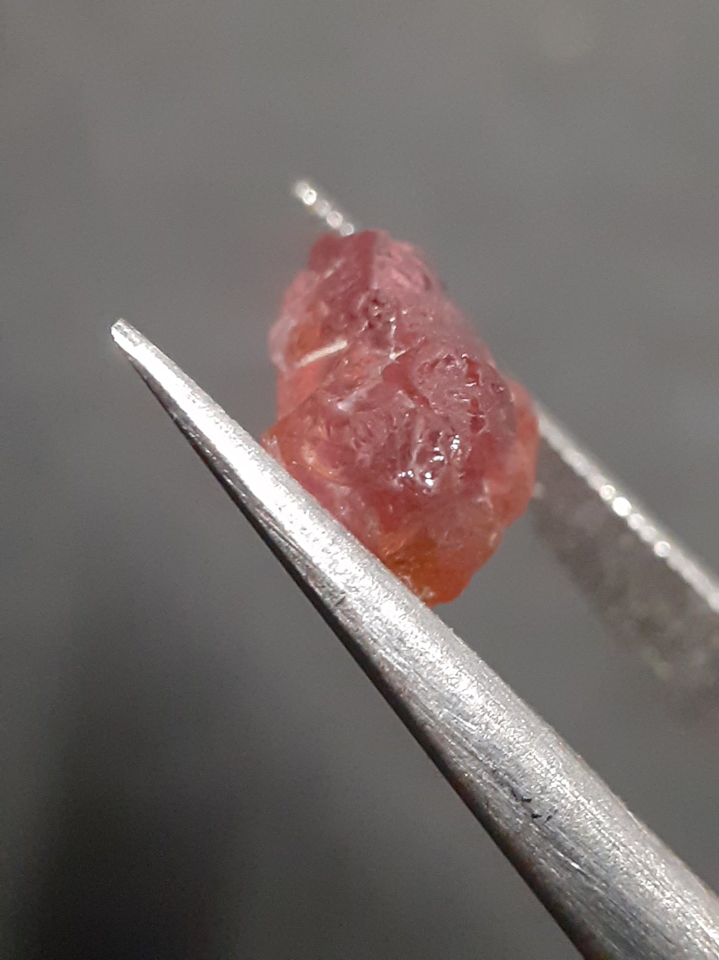 Natural orangy pink Spinel - 2.355 ct - Rough Gemstone - for faceting - unheated - Natural Gems Belgium