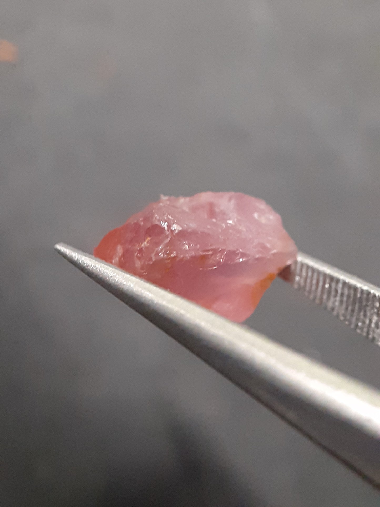 Natural purplish pink Spinel - 3.865 ct - Rough Gemstone for faceting - unheated - Natural Gems Belgium