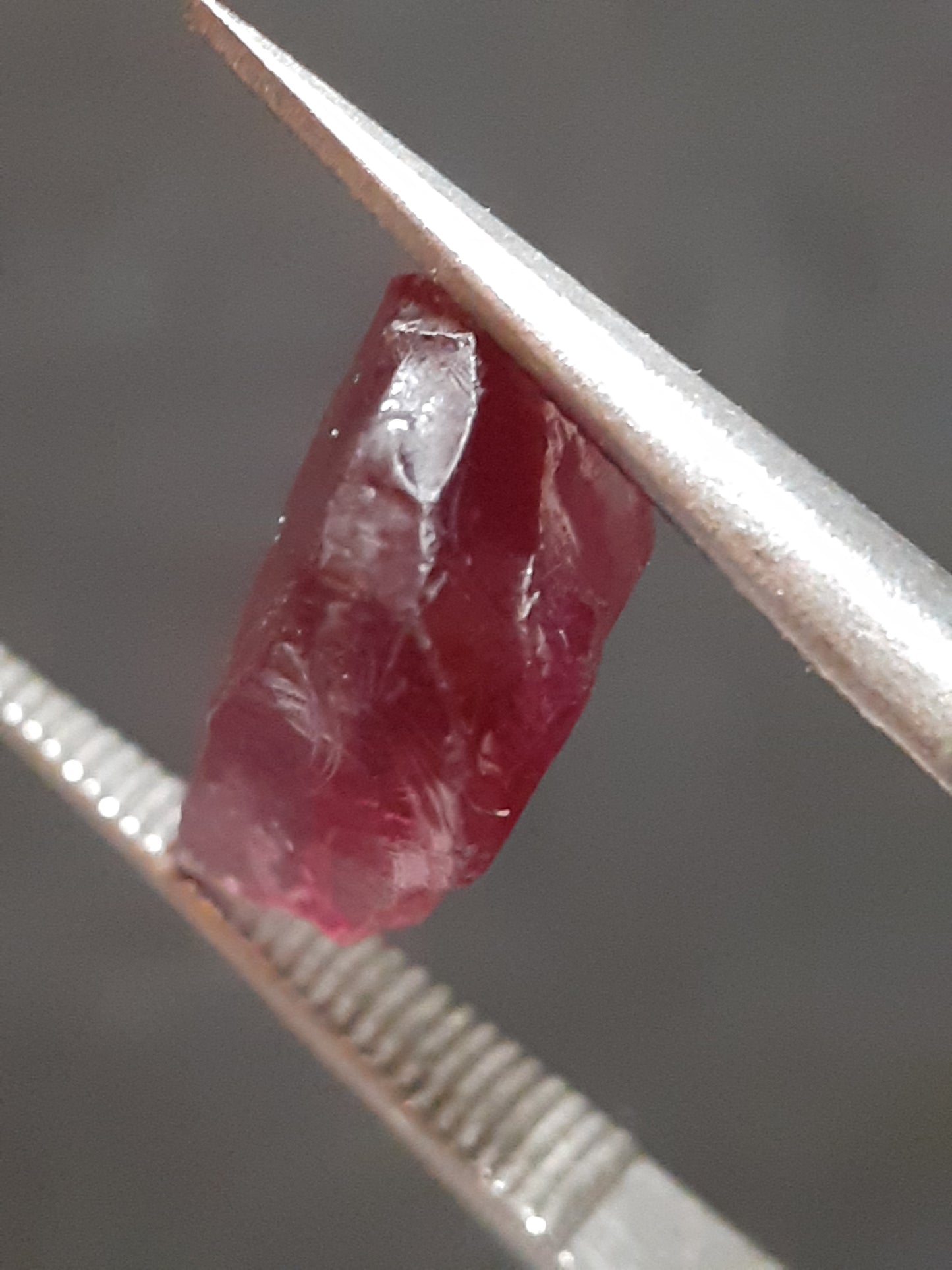 Natural rhodolite Garnet - 2.540 ct - Rough Garnet for faceting - unheated - pinkish purple - Natural Gems Belgium