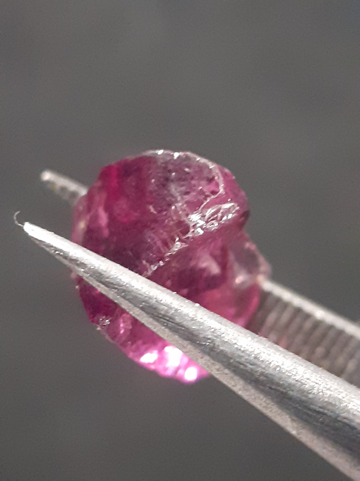 Natural Rhodolite Garnet - 2.074 ct - Rough Garnet for faceting - unheated - purplish pink - Natural Gems Belgium