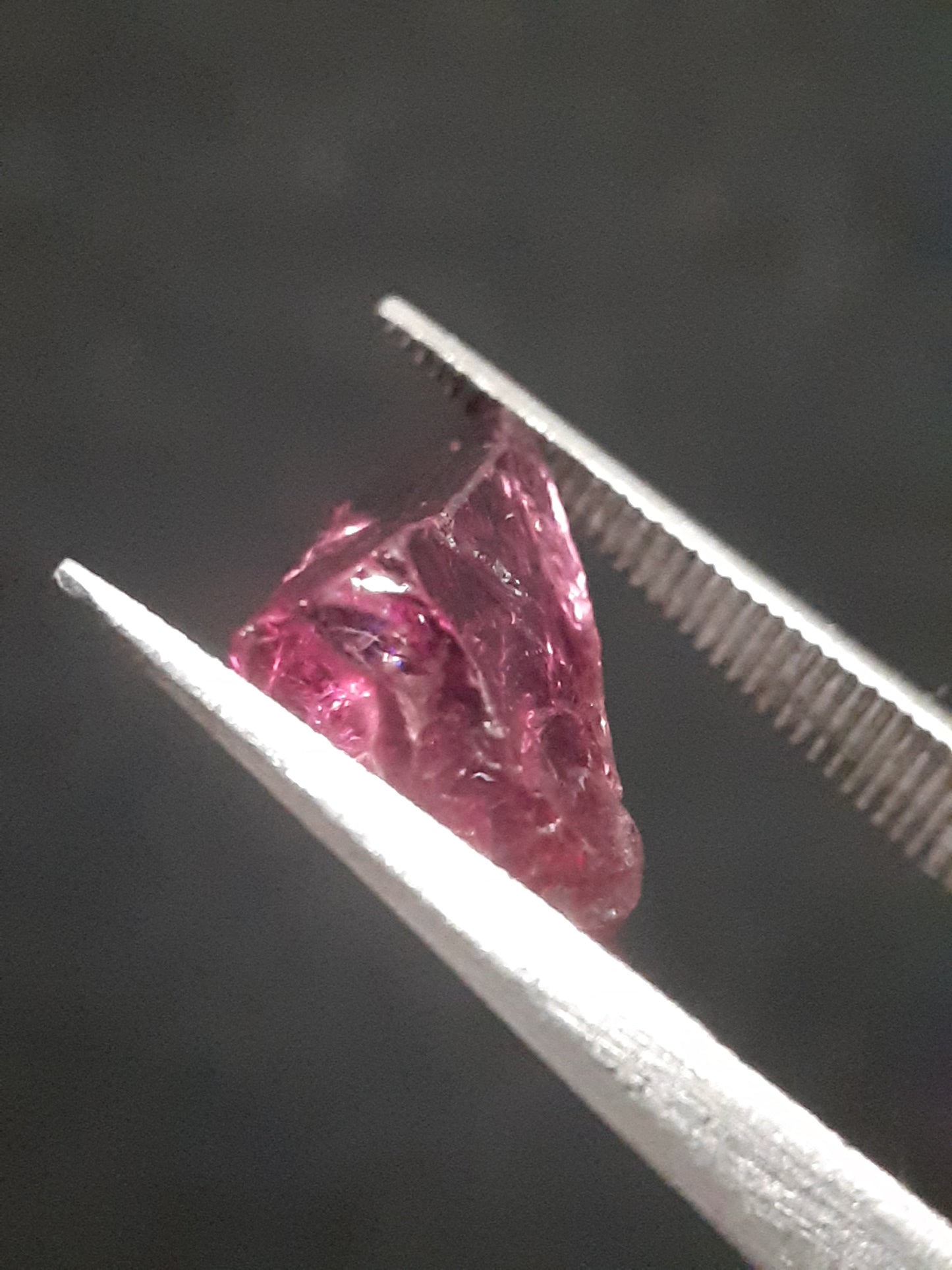Natural Rhodolite Garnet - 2.807 ct - Rough Garnet for faceting - unheated - reddish purplish pink - Natural Gems Belgium