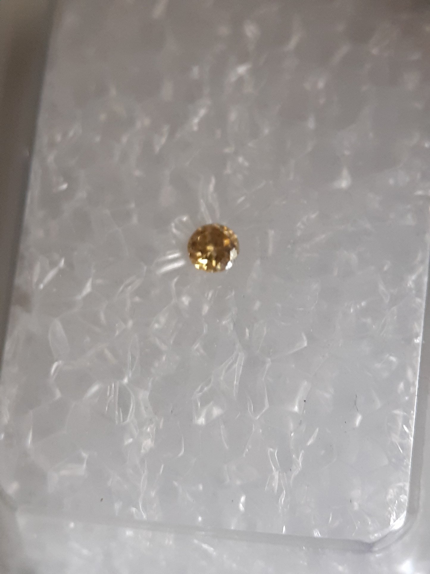 Natural brownish Yellow Diamond - Round , 0.03 ct - SI2 - Sealed - good cut - good polish - Natural Gems Belgium