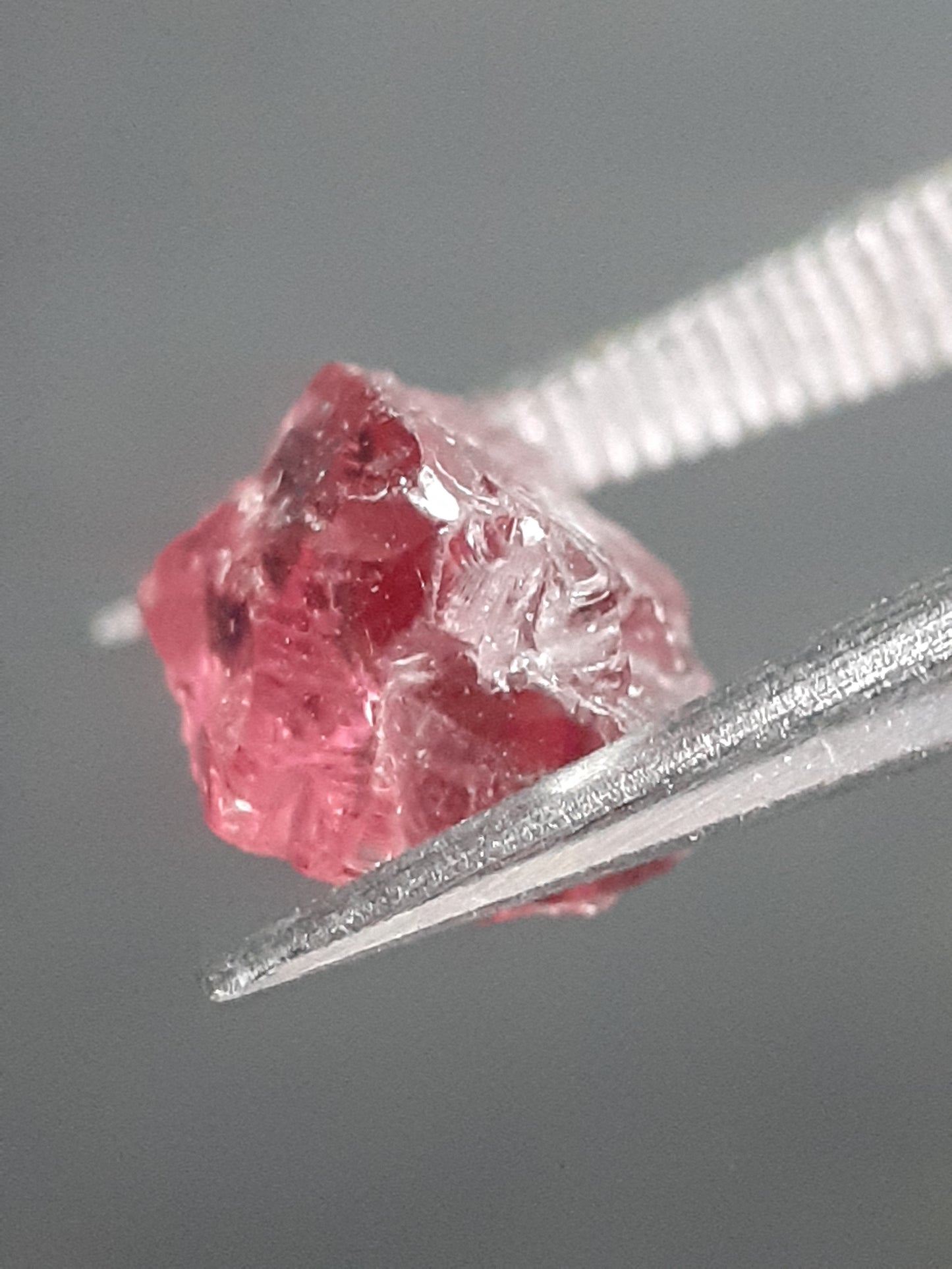Natural Rhodolite Garnet - 1.923 ct - Rough Garnet for faceting - unheated - reddish pink - Natural Gems Belgium