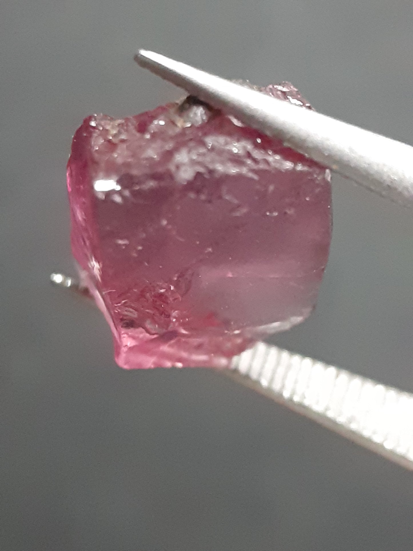 Natural Rhodolite Garnet - 3.585 ct - Rough Garnet for faceting - unheated - pinkish purple - Natural Gems Belgium