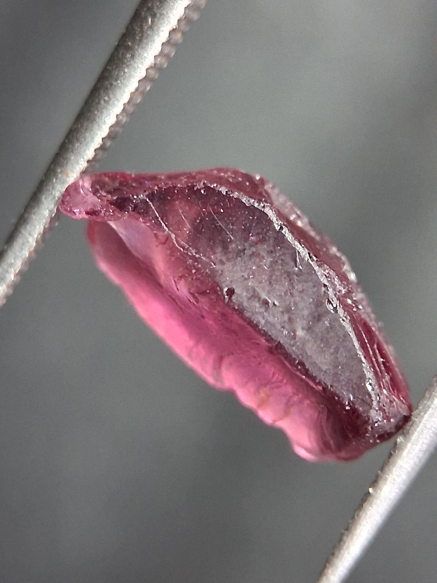 Natural Rhodolite Garnet - 3.010 ct - Rough Garnet for faceting - unheated - pinkish purple - Natural Gems Belgium