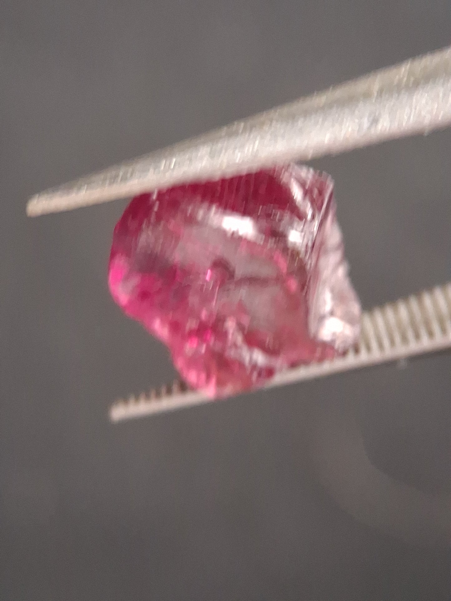 Natural Rhodolite Garnet - 2.475 ct - Rough Garnet for faceting - unheated - purplish pink - Natural Gems Belgium