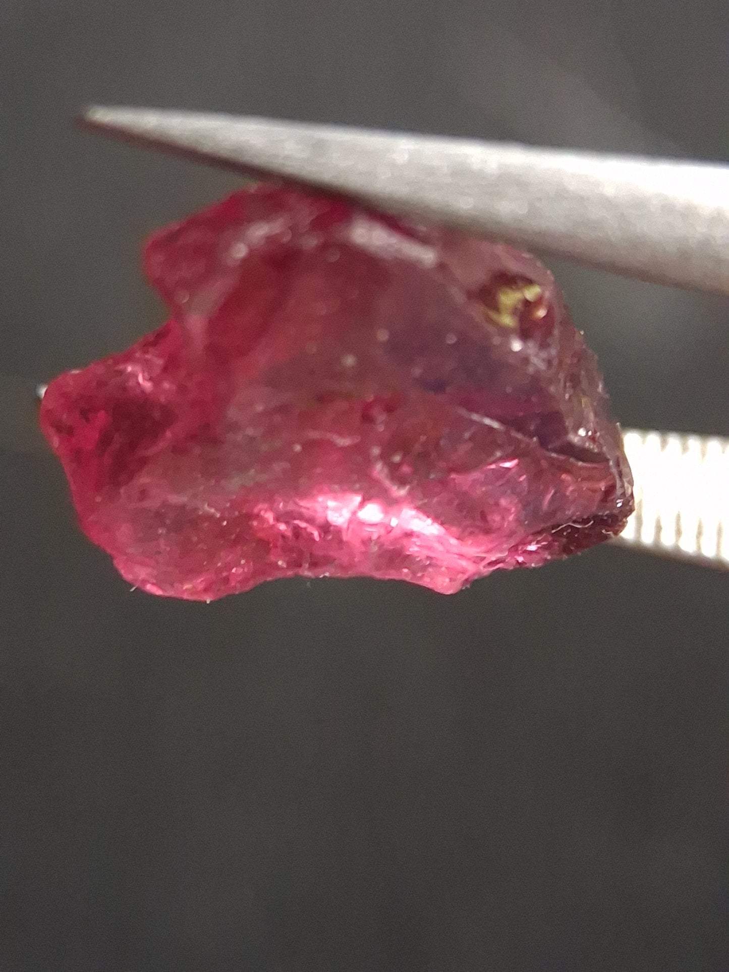 Natural Rhodolite Garnet - 4.310 ct - Rough Garnet for faceting - unheated - reddish pink - Natural Gems Belgium