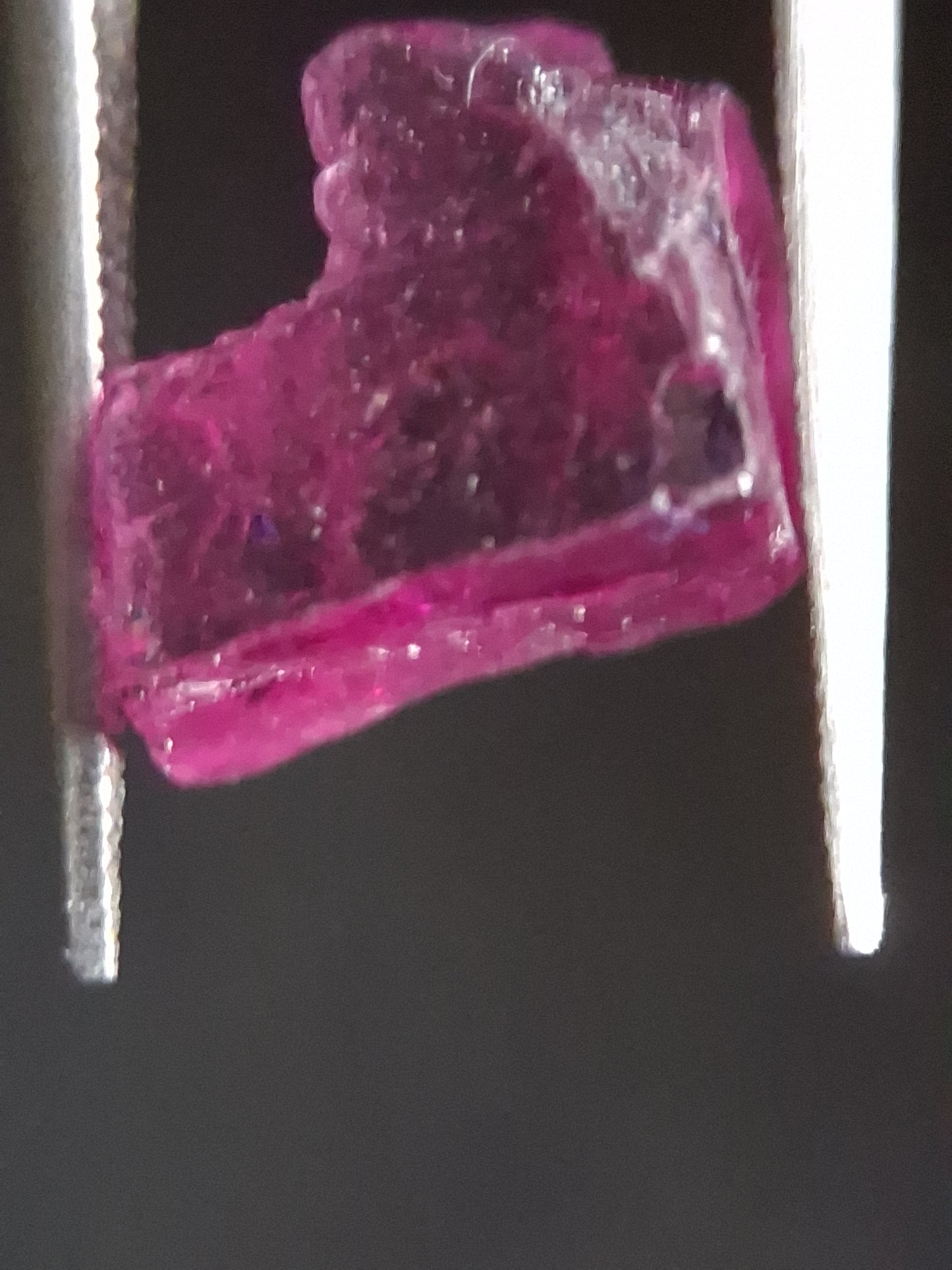 Natural Rhodolite Garnet - 4.081 ct - Rough Garnet for faceting - unheated - purple - Natural Gems Belgium