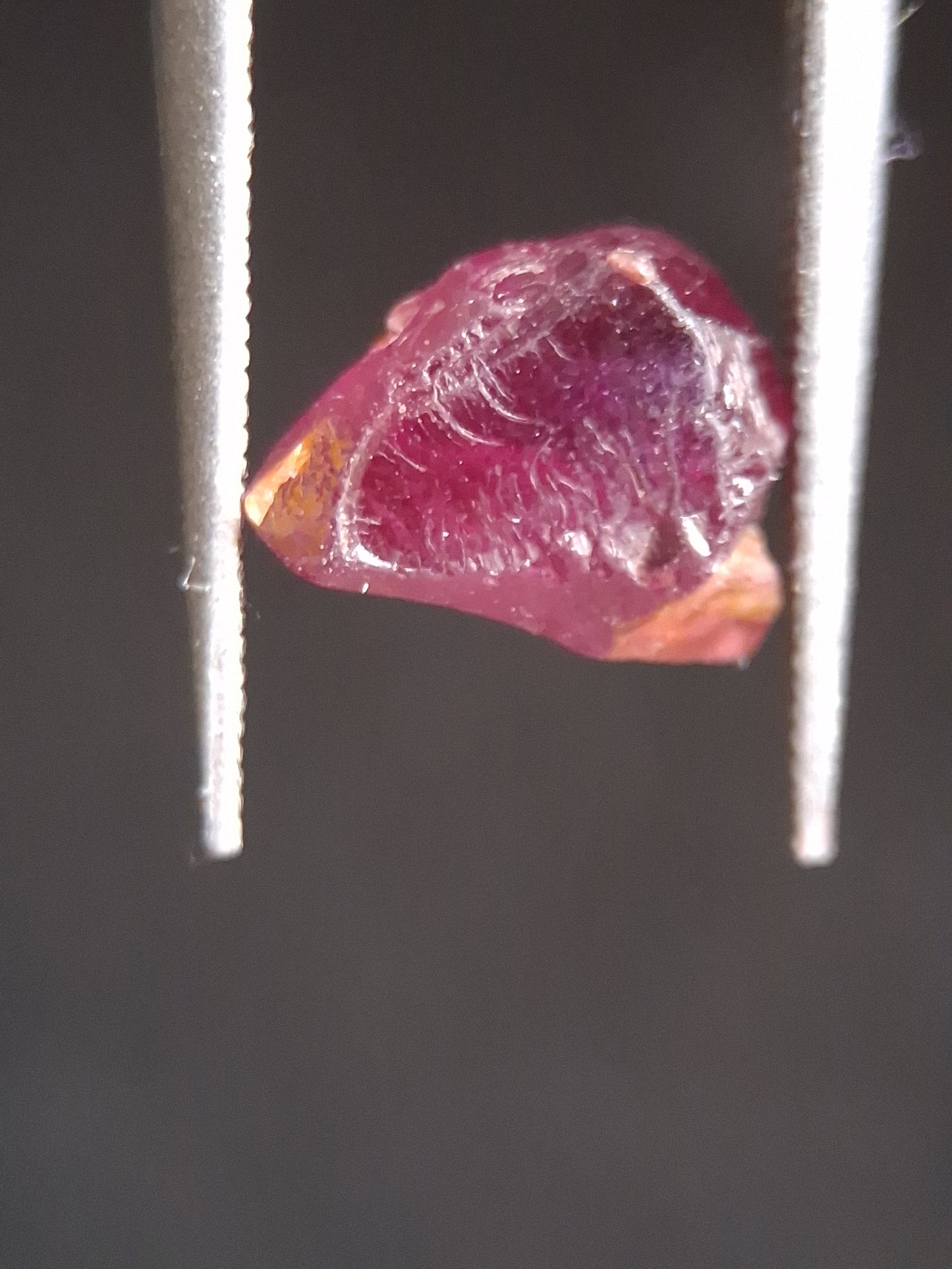 Natural Rhodolite Garnet - 2.052 ct - Rough Garnet for faceting - unheated - reddish purple - Natural Gems Belgium