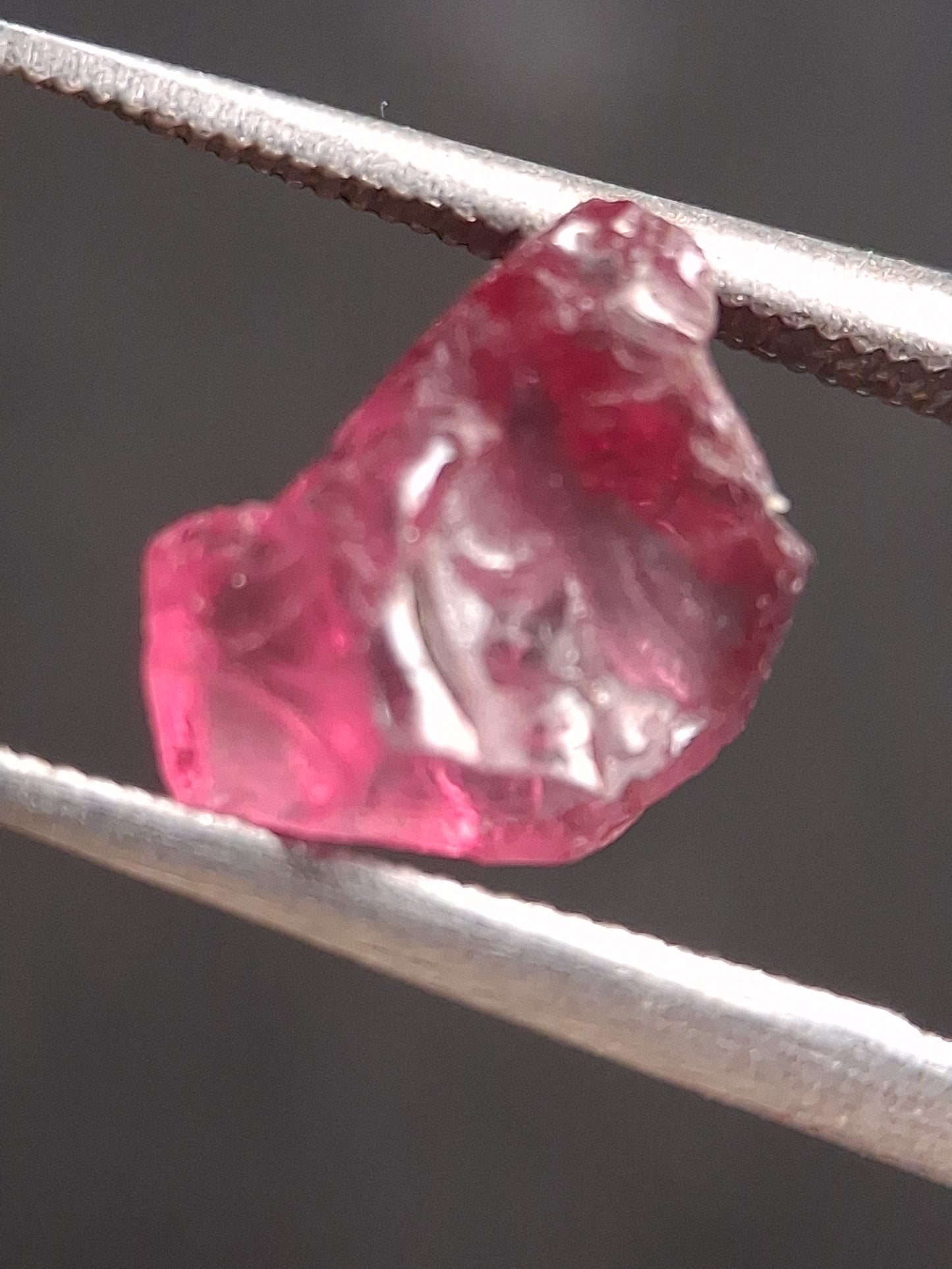 Natural Rhodolite Garnet - 1.870 ct - Rough Garnet for faceting - unheated - purplish pink - Natural Gems Belgium