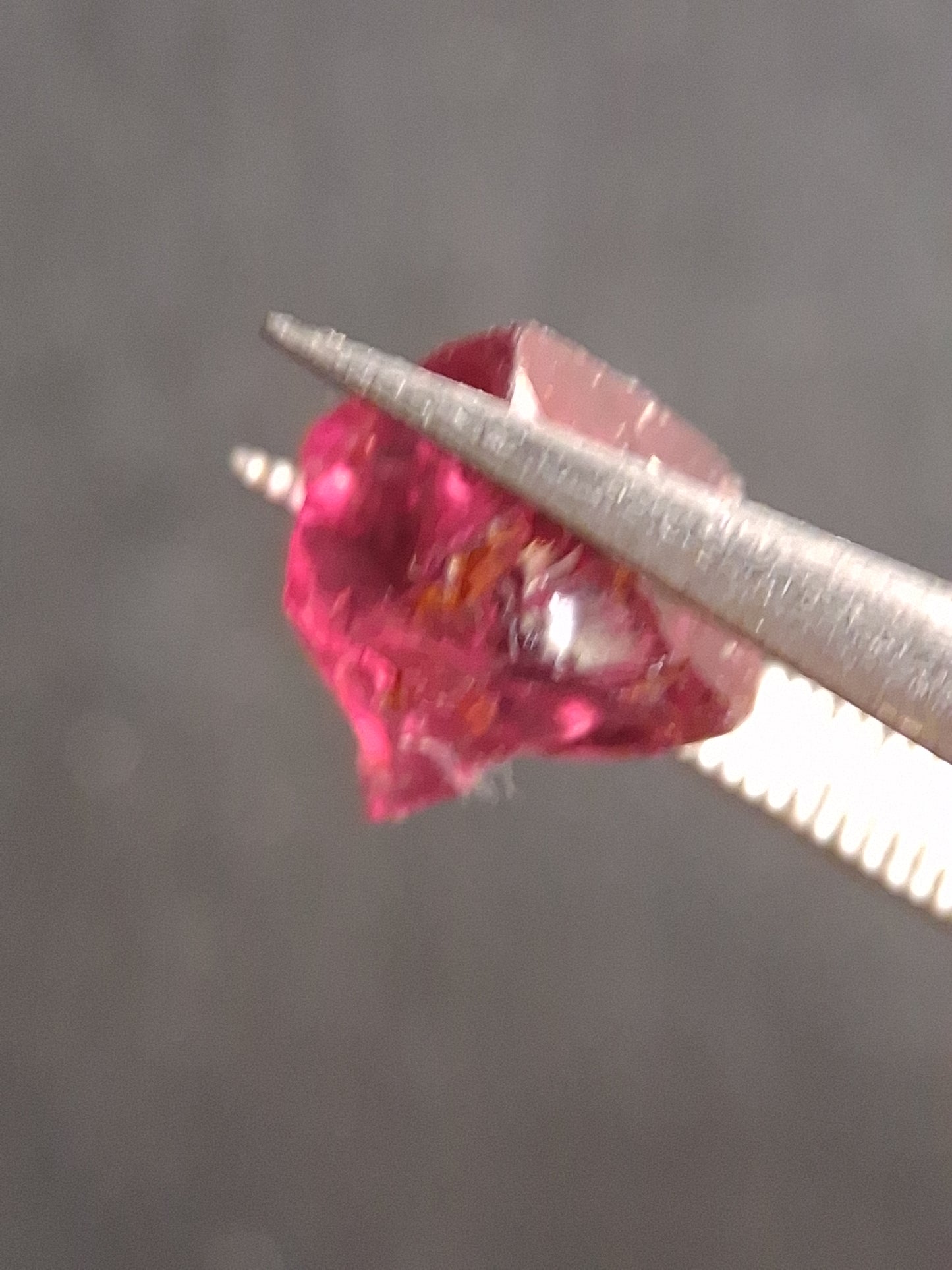 Natural Rhodolite Garnet - 2.092 ct - Rough Garnet for faceting - unheated -purplish pink - Natural Gems Belgium
