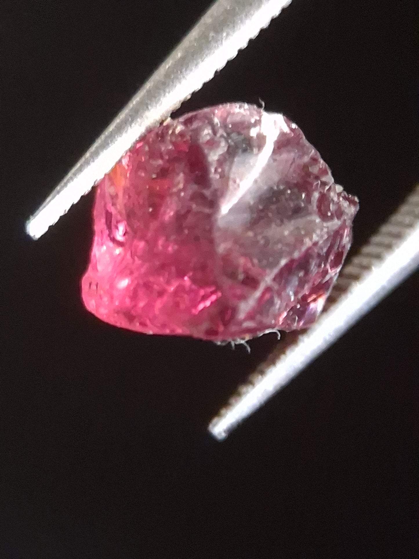 Natural Rhodolite Garnet - 2.270 ct - Rough Garnet for faceting - unheated -pinkish purple - Natural Gems Belgium