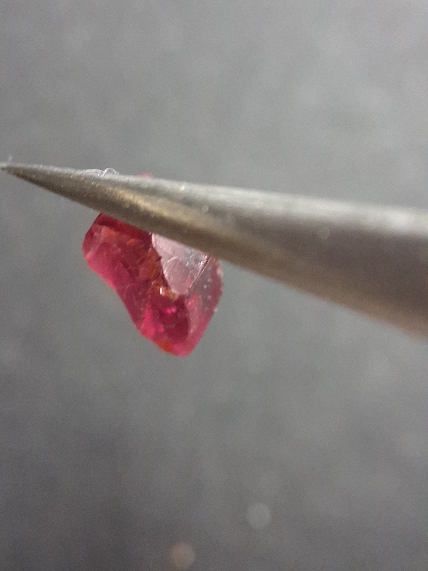 Natural Rhodolite Garnet - 2.780 ct - Rough Garnet for faceting - unheated - purplish pink - Natural Gems Belgium