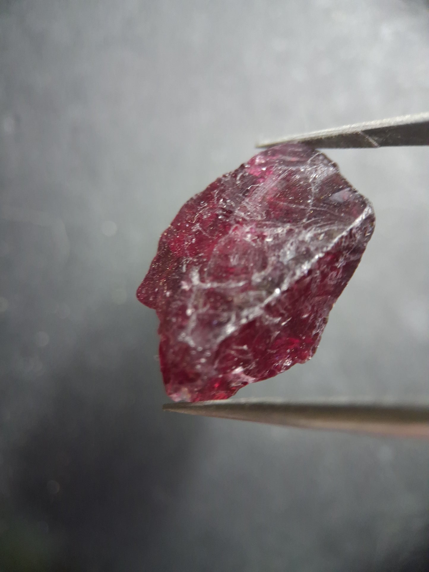 Natural Rhodolite Garnet - 34.615 ct - Large Rough Garnet for faceting - unheated - pinkish purple - Natural Gems Belgium