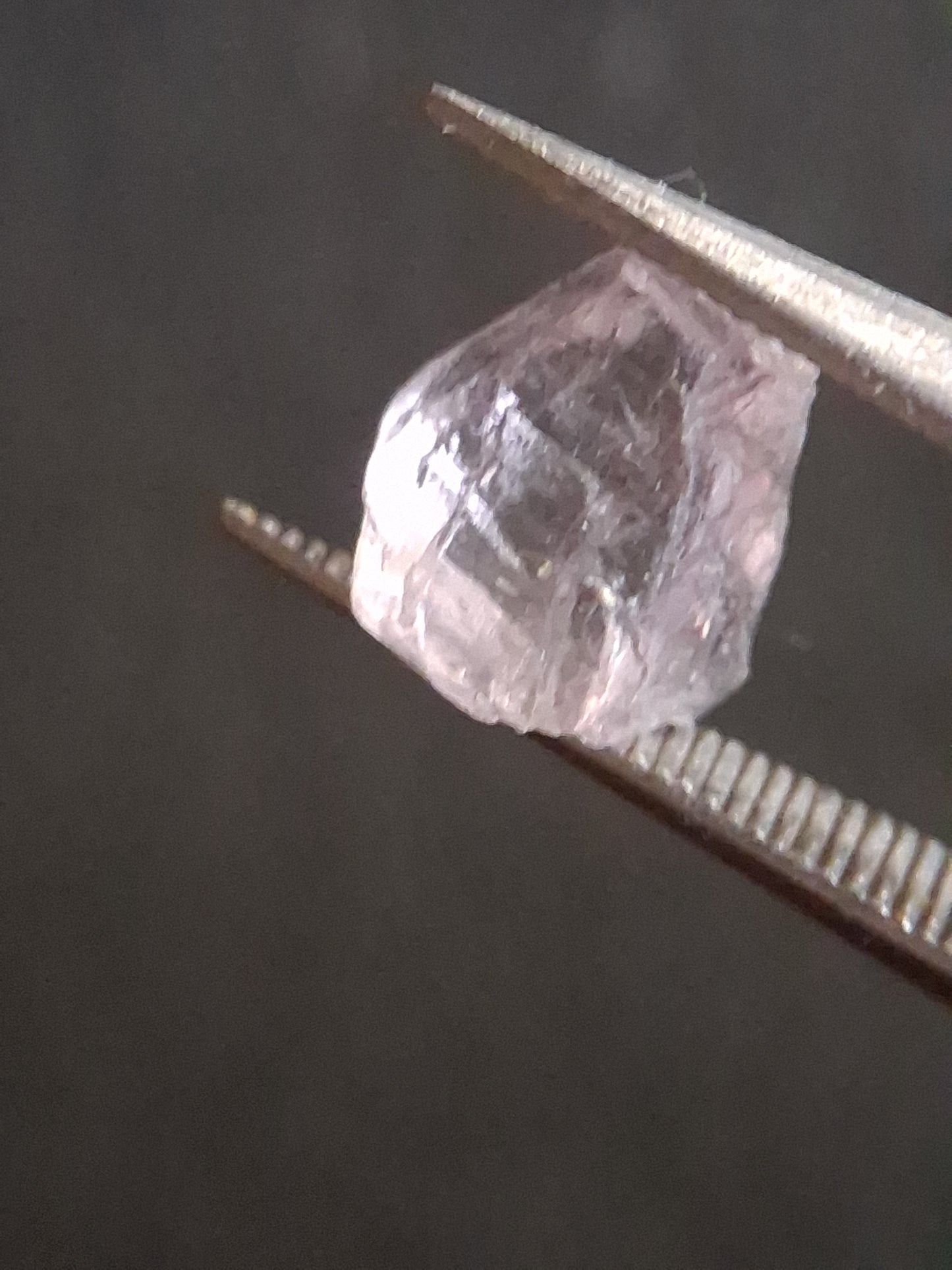 Natural rough Scapolite - 1.483 ct - for rough gemstone jewelry - light violet - Natural Gems Belgium