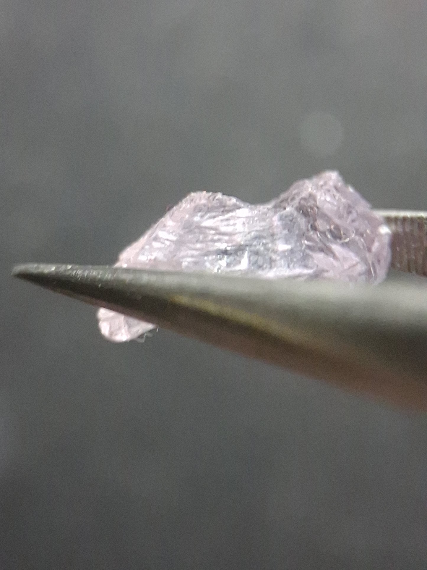 Natural rough Scapolite - 1.981 ct - for rough gemstone jewelry - light violet - Natural Gems Belgium