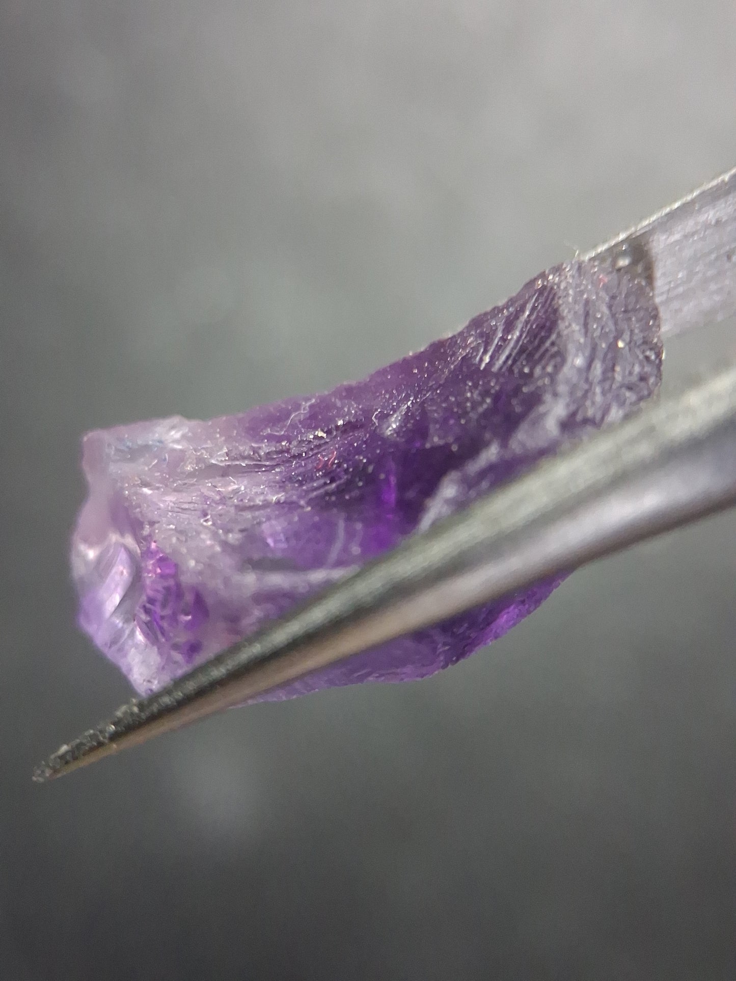 Natural deep violet rough Scapolite - 9.225 ct - for faceting - good color - Natural Gems Belgium