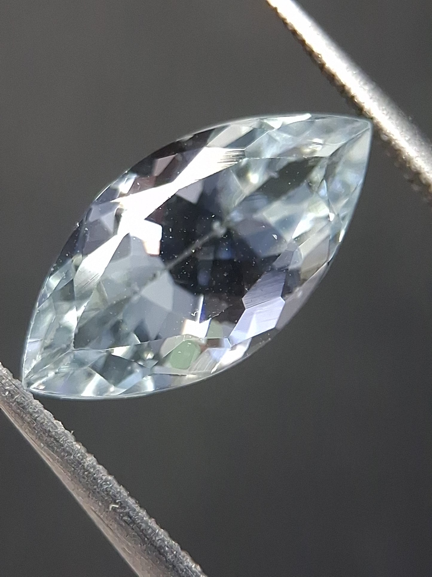 Natural very light blue aquamarine - 1.855 ct - marquise cut - unheated - Natural Gems Belgium