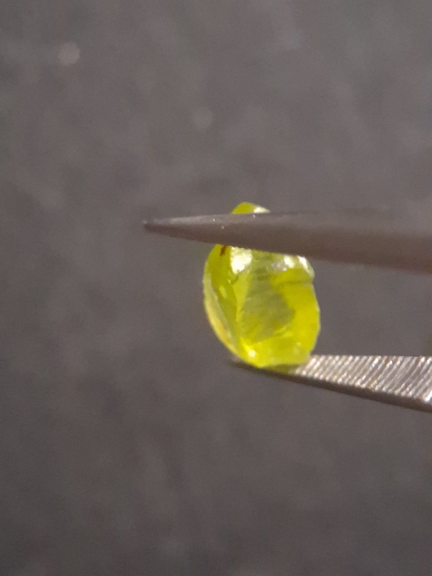 Natural Green Peridot - 1.315 ct - rough gemstone - for faceting - good color and luster - Natural Gems Belgium