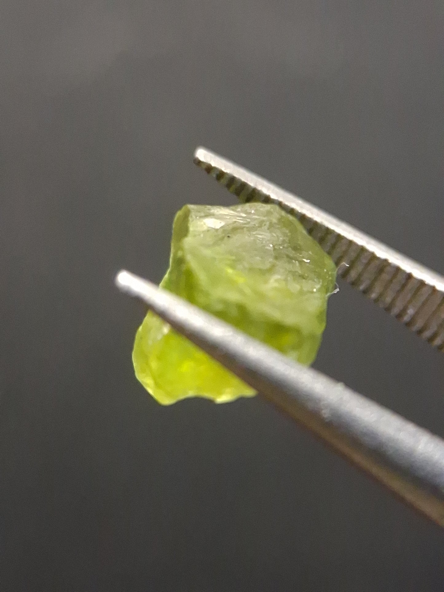 Natural Green Peridot - 1.479 ct - rough gemstone - for faceting - good color and luster - Natural Gems Belgium