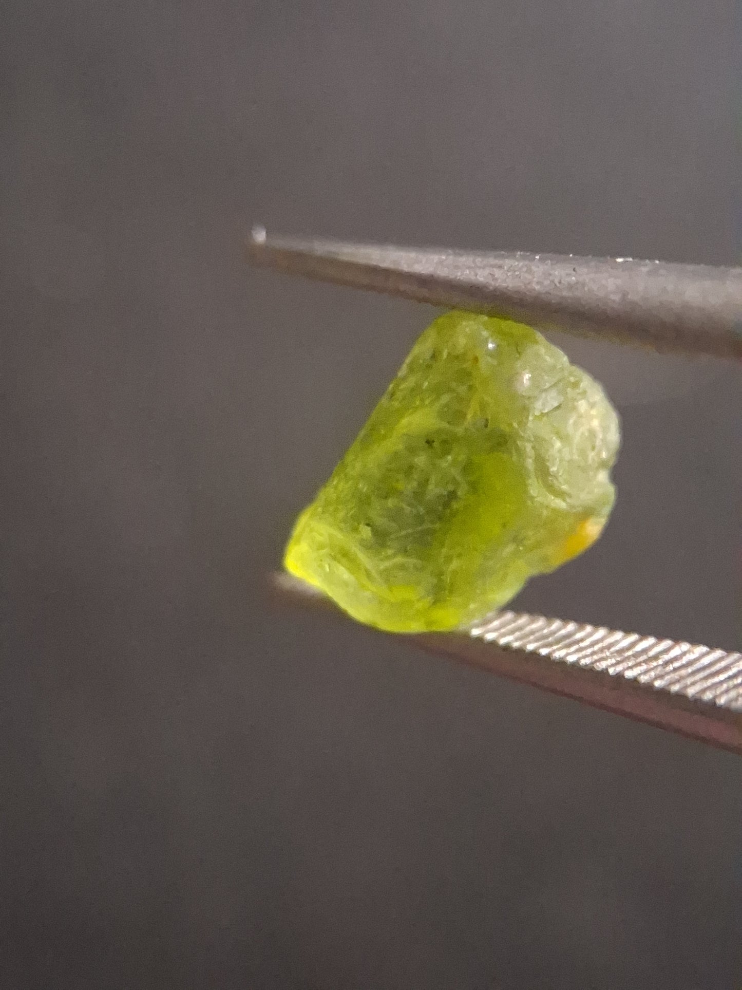 Natural Green Peridot - 1.876 ct - rough gemstone - for faceting - good color and luster - Natural Gems Belgium