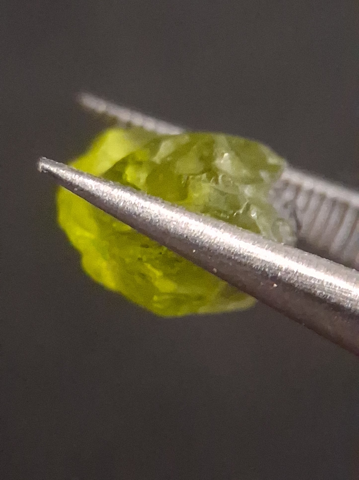 Natural Green Peridot - 2.189 ct - rough gemstone - for faceting - good color and luster - Natural Gems Belgium