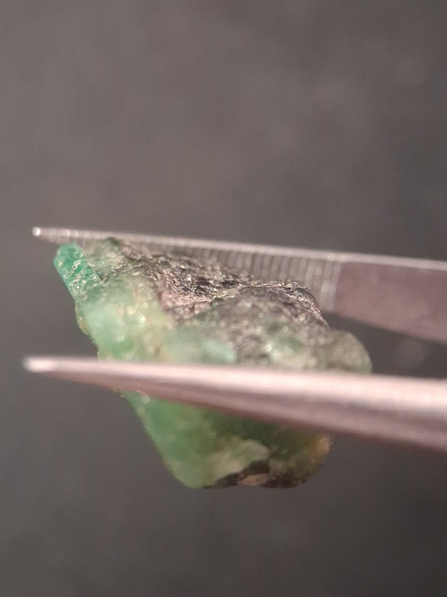 Rough Emerald - 9.235 ct - green rough emerald crystal - Natural Gems Belgium