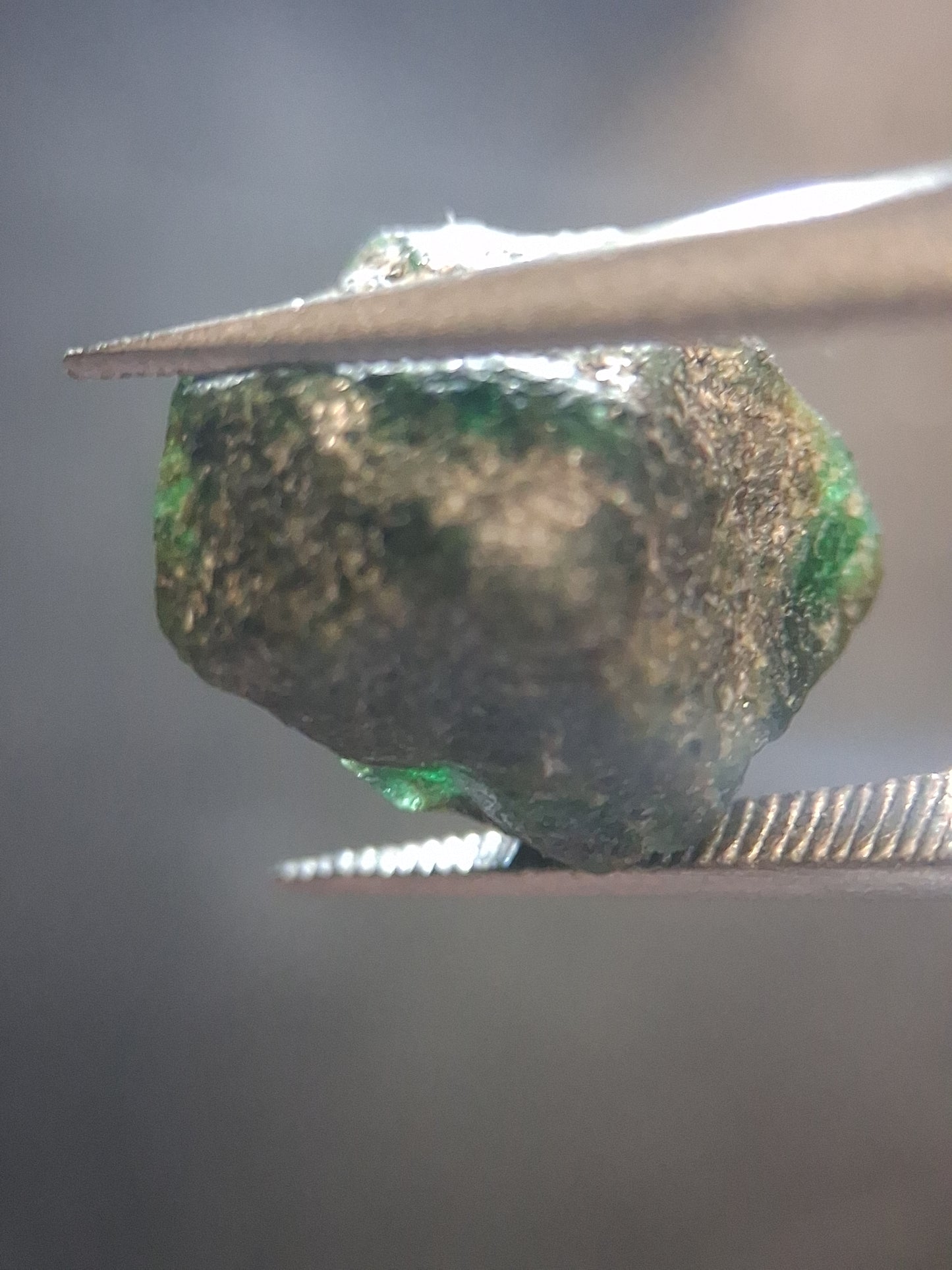 Rough Emerald - 6.370 ct - green rough emerald crystal - Natural Gems Belgium
