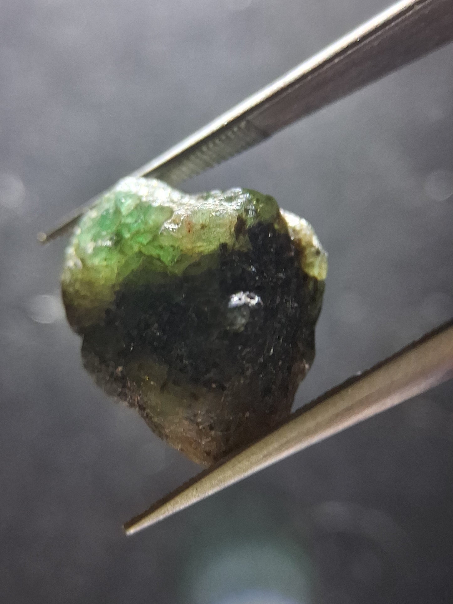 Rough Emerald - 11.830 ct - green rough emerald crystal - Natural Gems Belgium