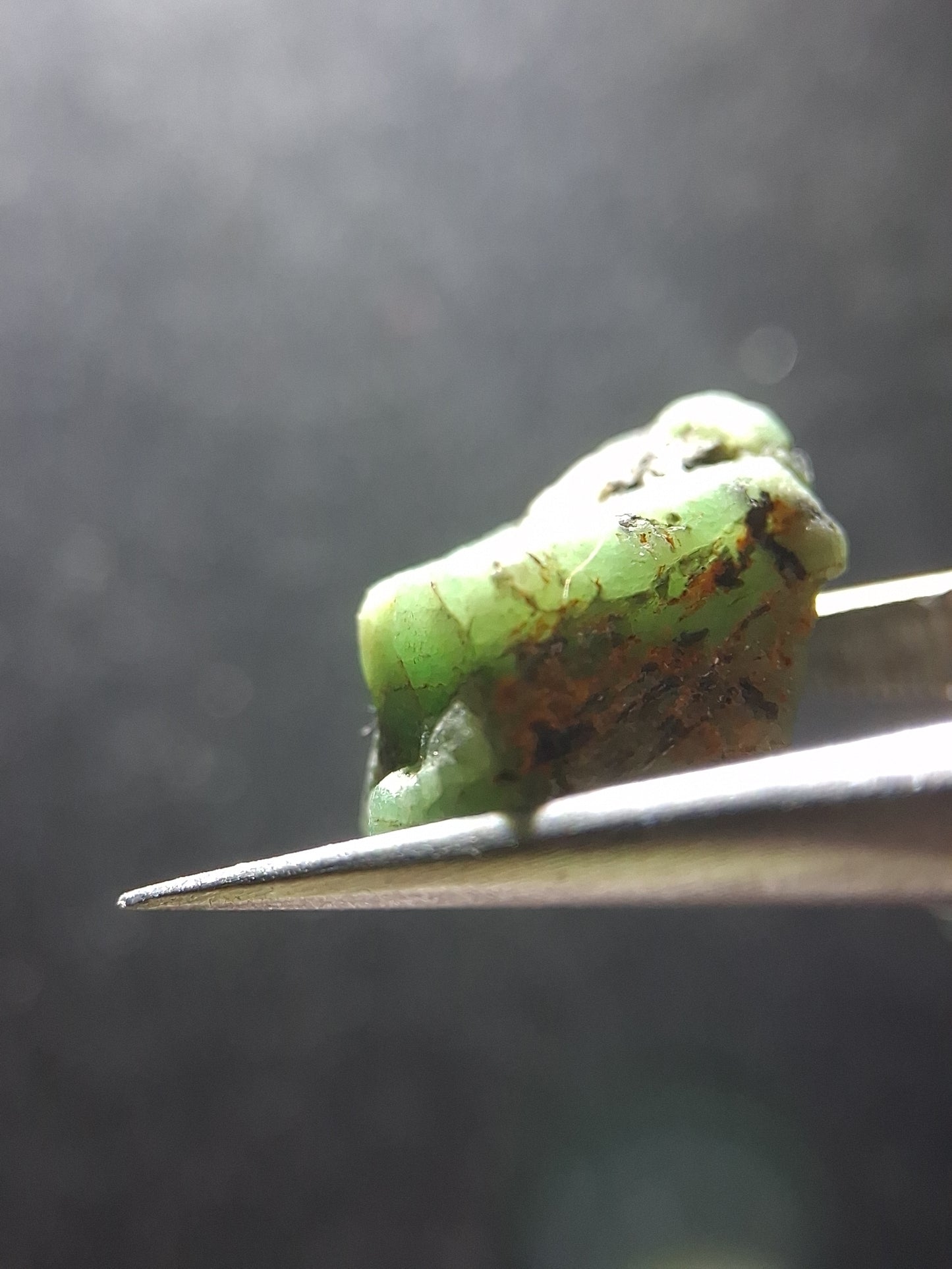 Rough Emerald - 10.689 ct - green rough emerald crystal - Natural Gems Belgium