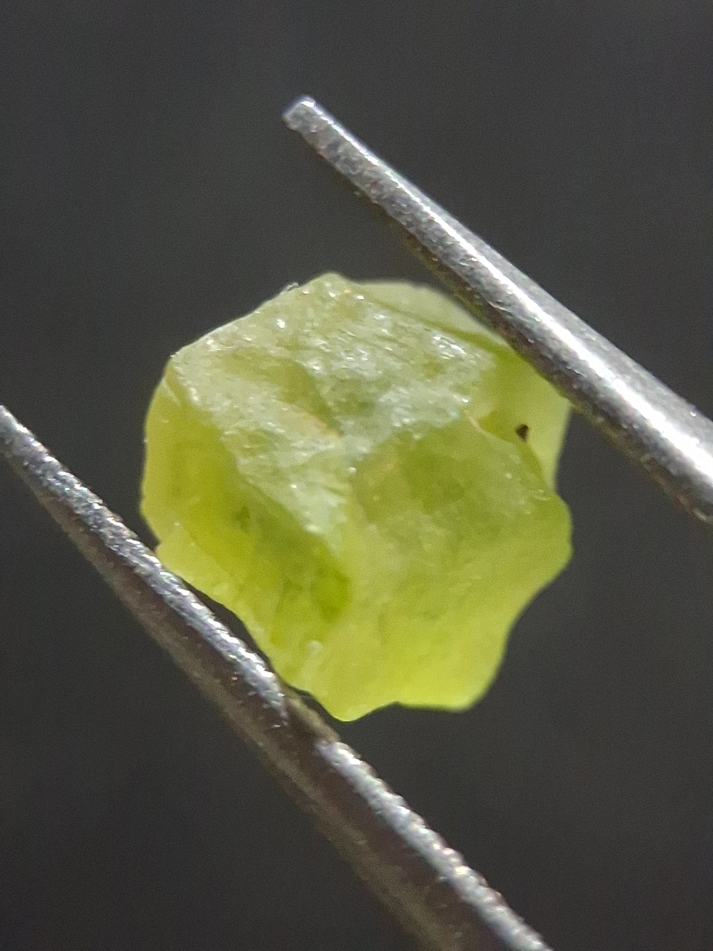 Natural Green Peridot - 1.724 ct - rough gemstone for faceting or rough gemstone jewelry - Natural Gems Belgium