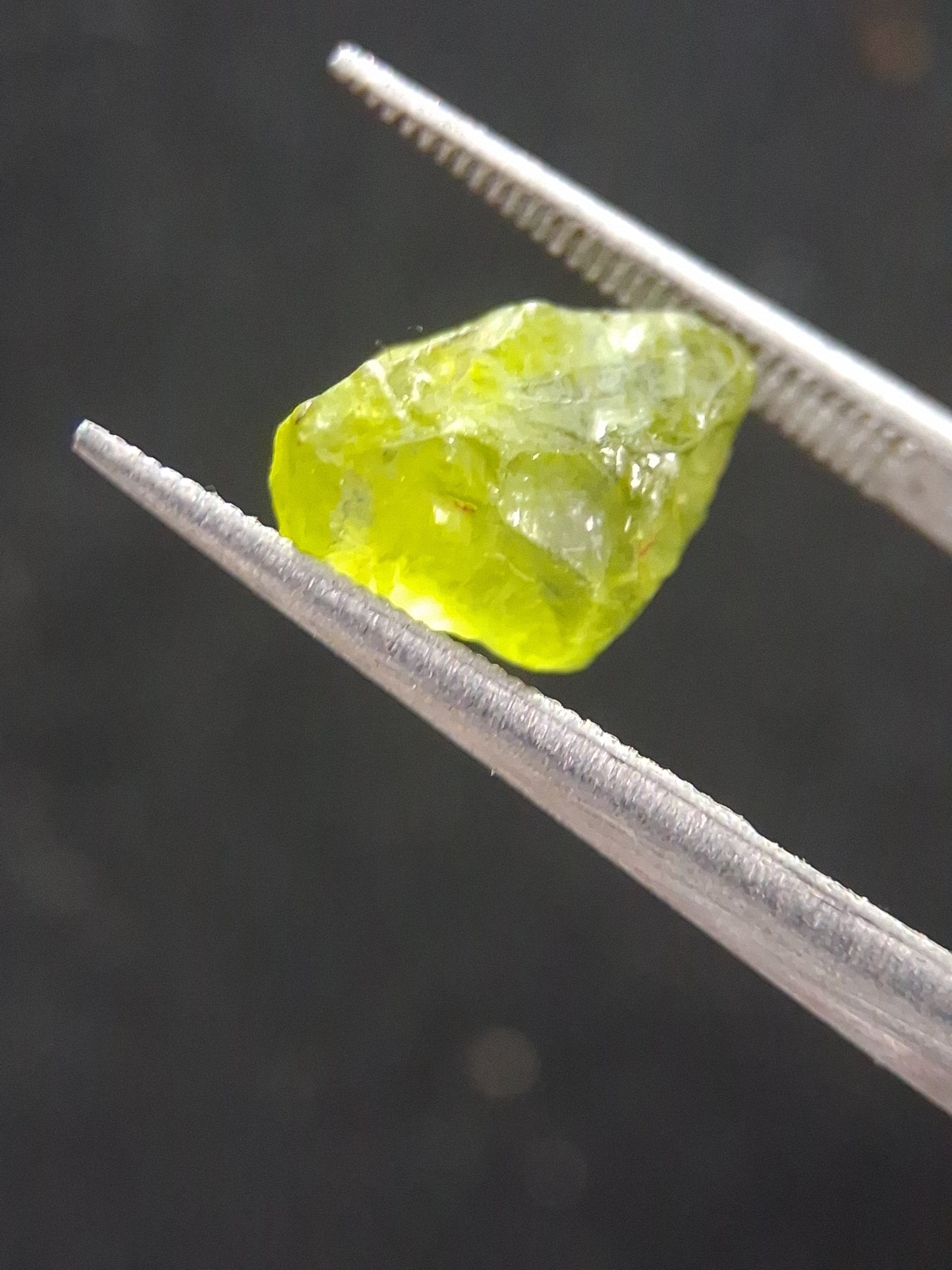 Natural Green Peridot - 2.245 ct - rough gemstone for faceting or rough gemstone jewelry - Natural Gems Belgium