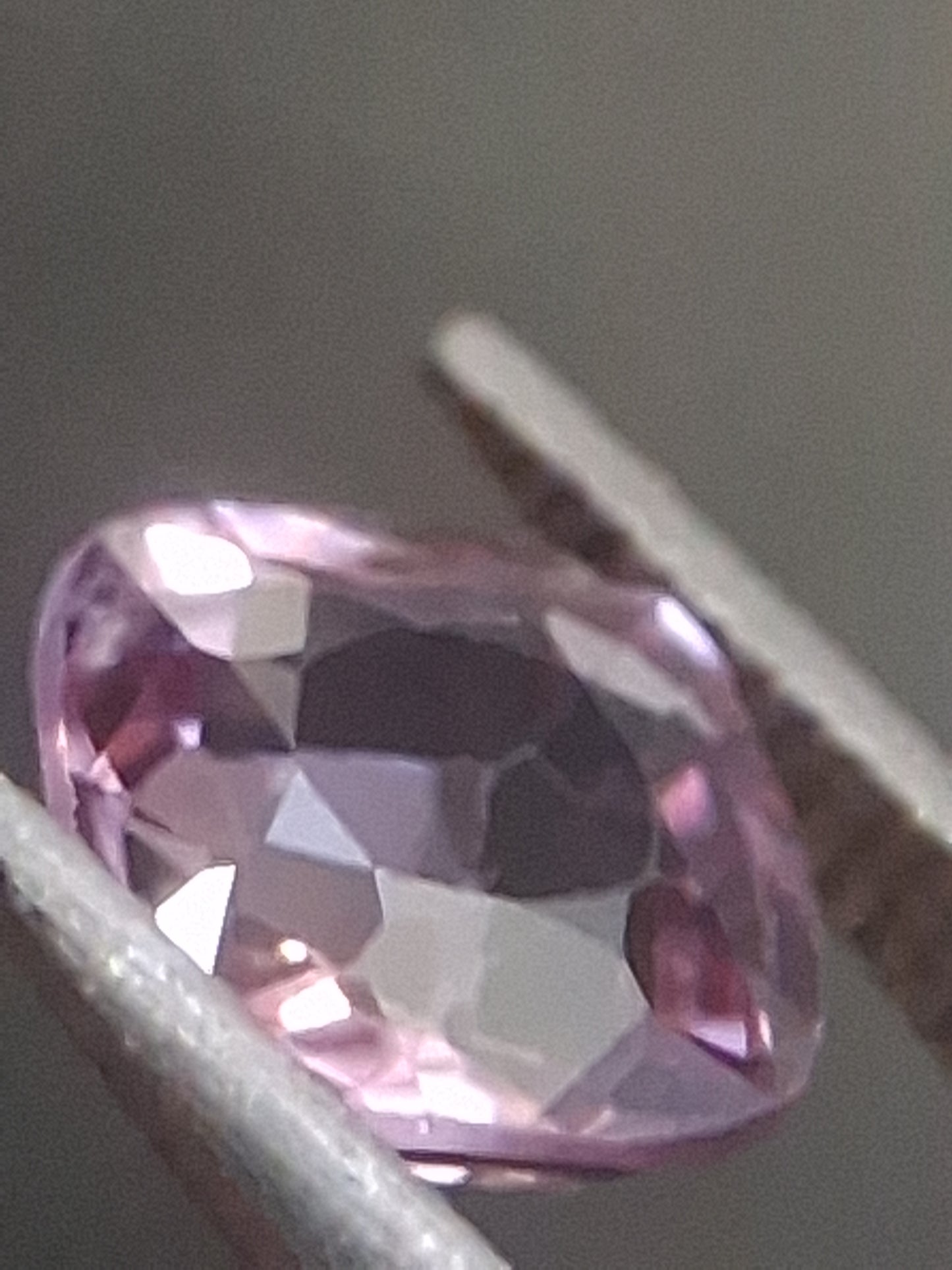 Natural purplish pink spinel - 0.56 ct - cushion - unheated - myanmar - Natural Gems Belgium