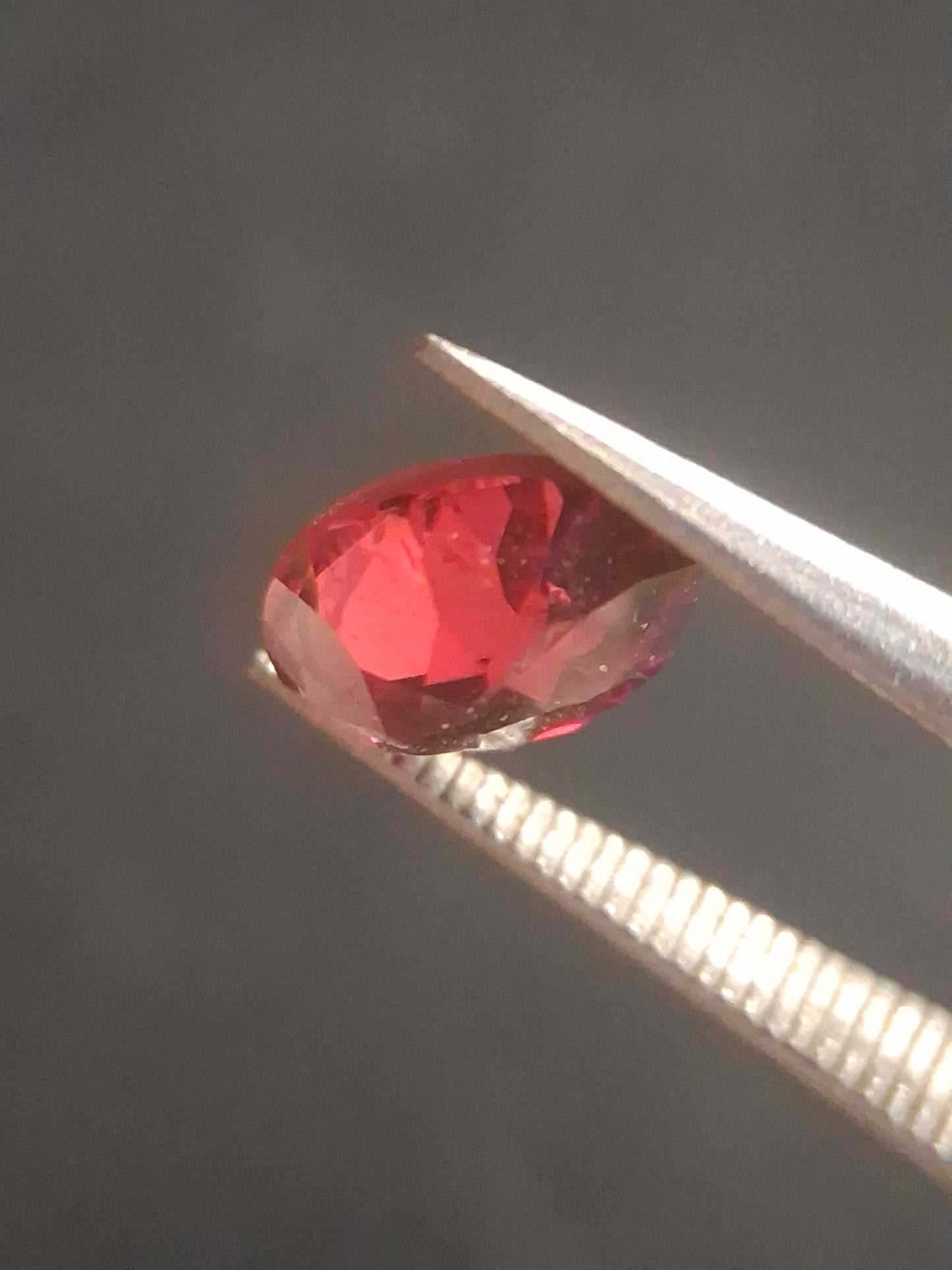 Natural Red Garnet - Rhodolite - 0.810 ct - oval - unheated- pinkish purplish red - Natural Gems Belgium