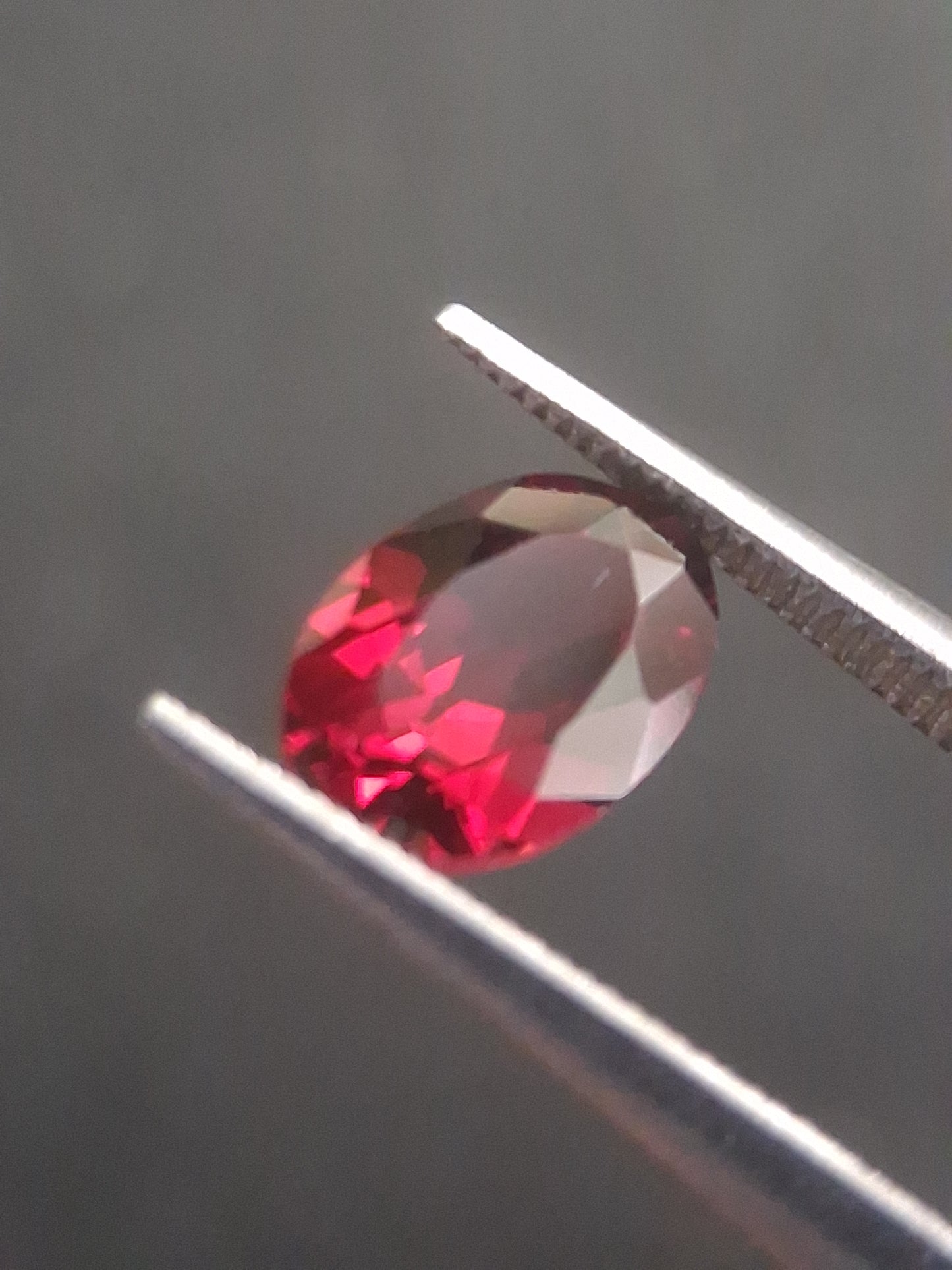 Natural Red Garnet - Rhodolite - 0.992 ct - oval - unheated- red - Natural Gems Belgium