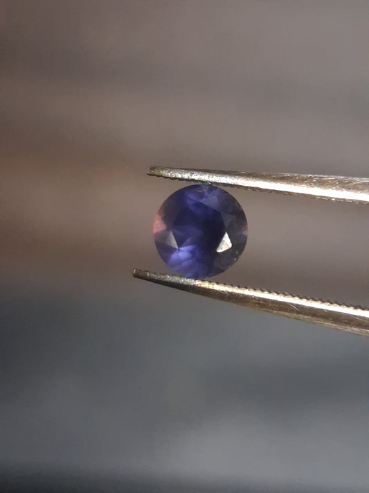 Natural Iolite - 0.436 ct - round - unheated - bluish violet- AKA the dichroite stone - Natural Gems Belgium