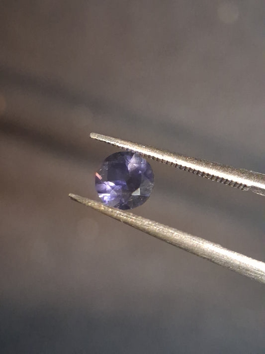 Natural Iolite - 0.452 ct - round - unheated - bluish violet- AKA the dichroite stone - Natural Gems Belgium