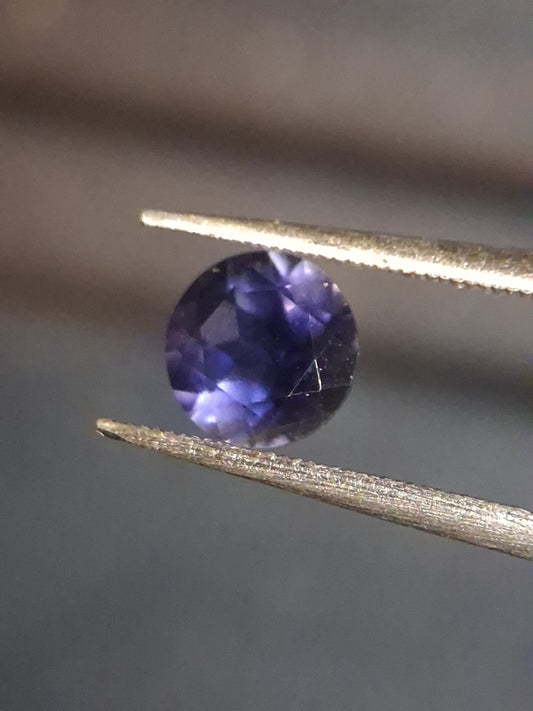 Natural Iolite - 0.820 ct - round - unheated - bluish violet- AKA the water-sapphire - Natural Gems Belgium
