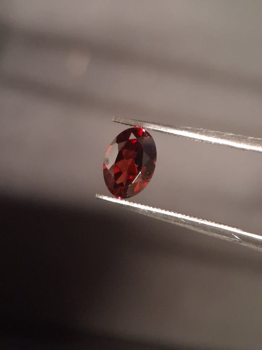 Natural Garnet - Rhodolite - 0.870 ct - oval - unheated- red - Natural Gems Belgium