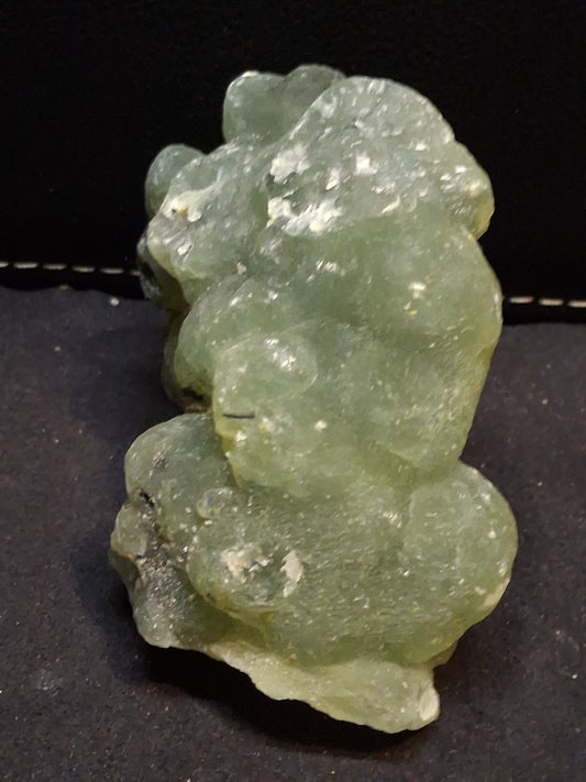 Préhnite naturelle brute - pour lapidairerie, collection ou décoration - 7,3 x 5,0 cm - Aussi appelée pierre de raisin