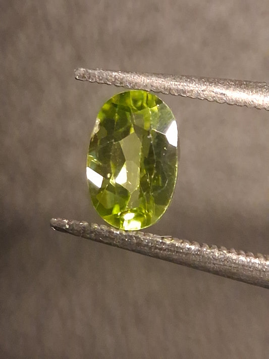 Natural Peridot - 0.496 ct - oval - unheated- green peridot - Natural Gems Belgium