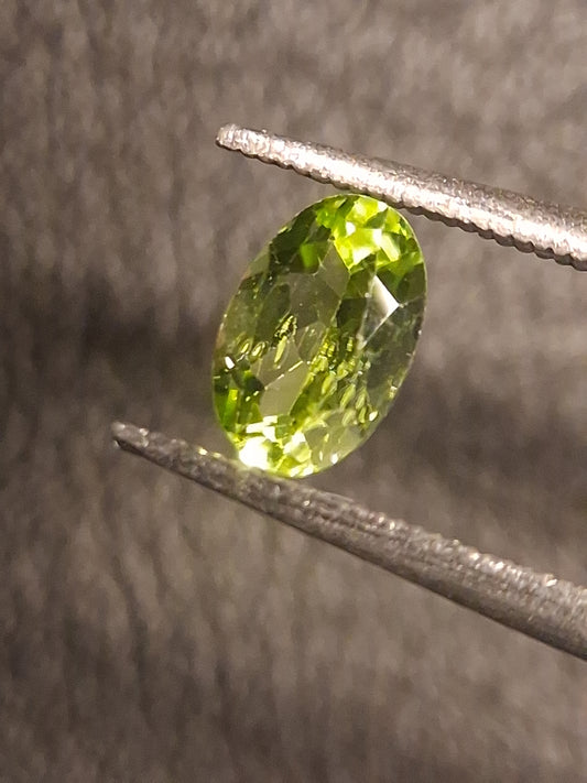 Natural Peridot - 0.525 ct - oval - unheated- green peridot - Natural Gems Belgium