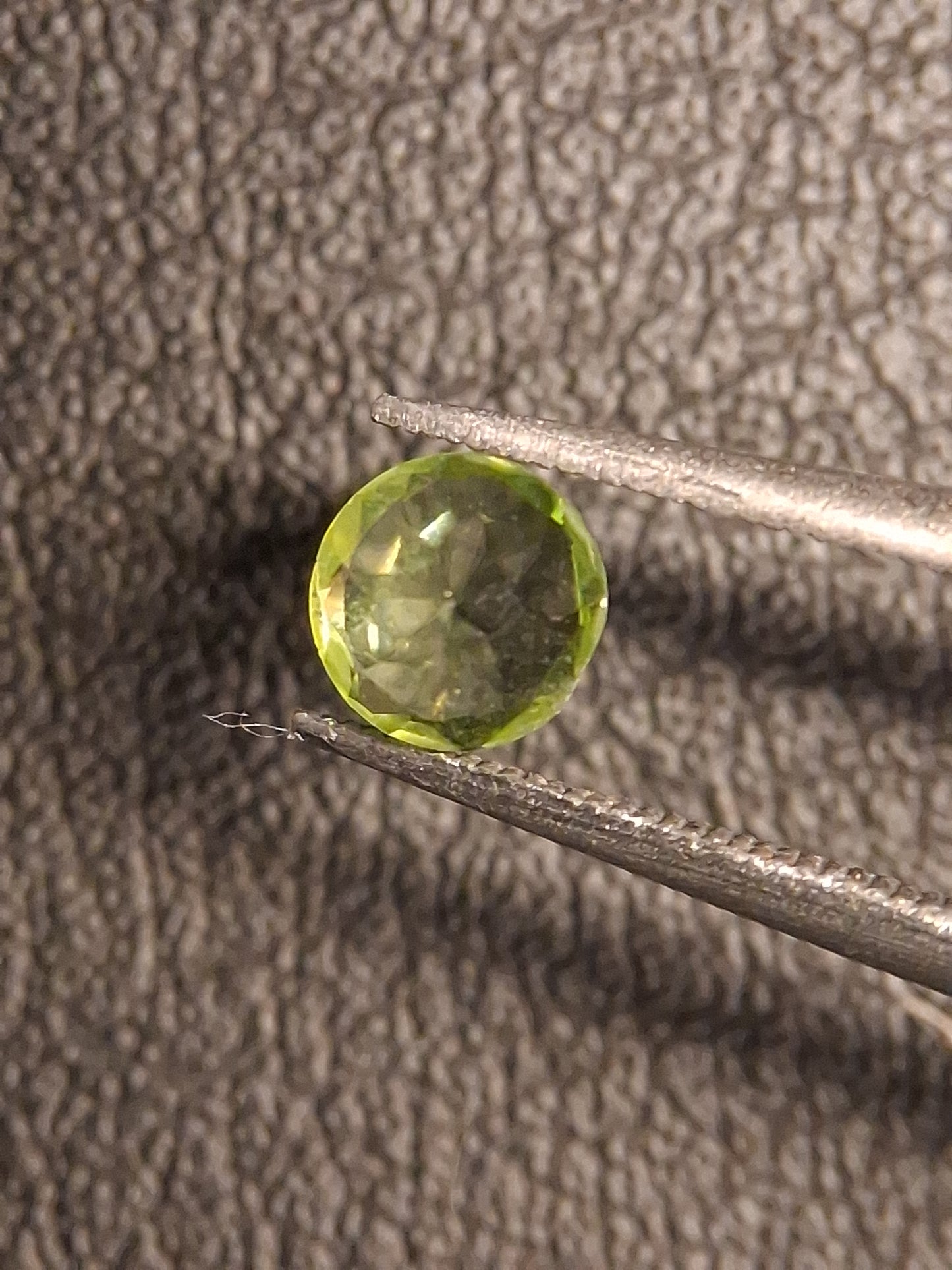 Natural Peridot - 0.499 ct - round - unheated- green peridot - Natural Gems Belgium