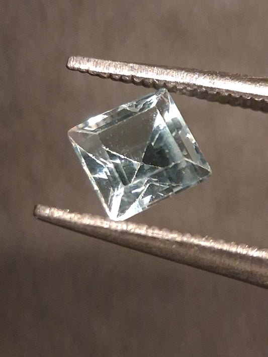 Natural Topaz - Sky Blue - 0.445 ct - square - irradiated - Natural Gems Belgium