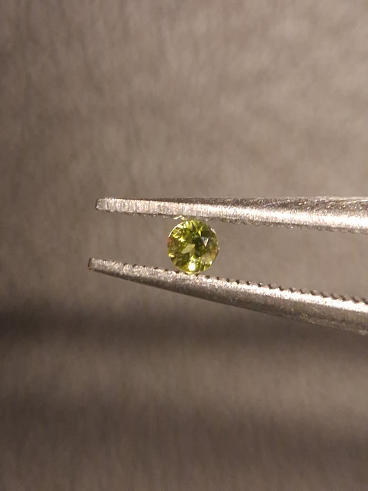 Natural Tourmaline - Bright Yellowish Green - 2 mm - 0.031 ct - round - unheated - Natural Gems Belgium